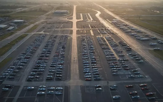 Jak wybrać najlepszy parking przy lotnisku Katowice — przewodnik dla podróżnych